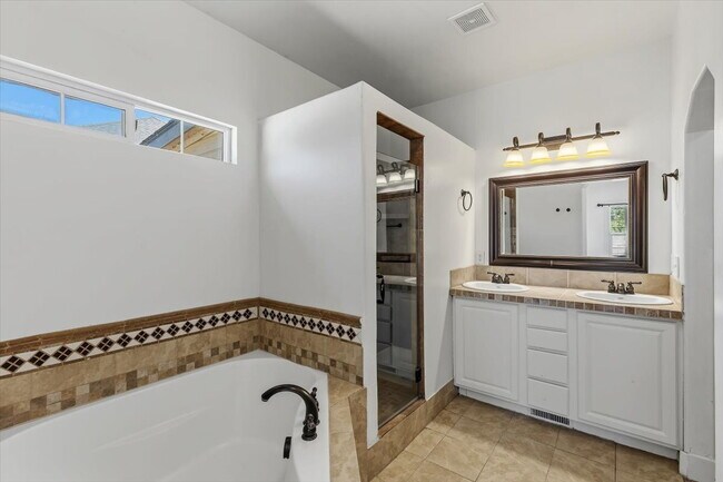 Building Photo - Fantastic 3-bed, 2.5 bath single level home near Downtown Star