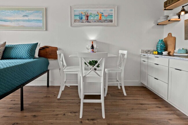 Building Photo - 214 Miracle Strip Pkwy SW