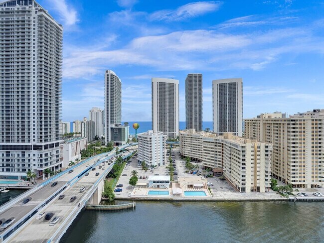 Building Photo - 2602 E Hallandale Beach Blvd