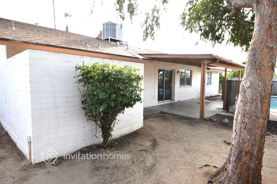 Building Photo - 1208 W Topeka Dr