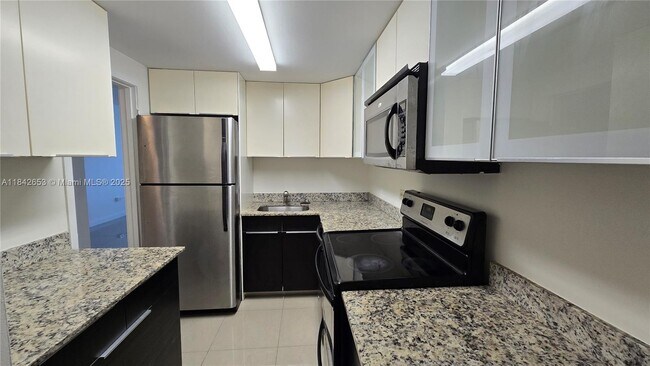 Building Photo - 999 Brickell Bay Dr