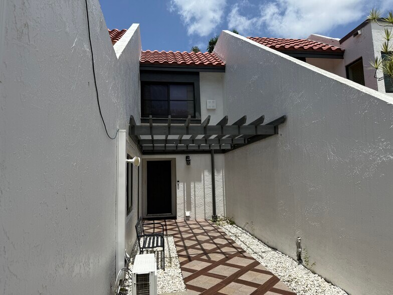 Building Photo - 16363 Fern Dr