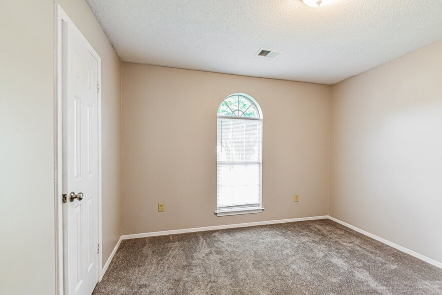 Building Photo - 7171 Dunbarton Dr