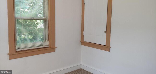 Building Photo - 613 Sampson Ave