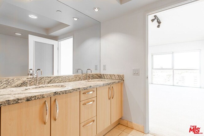 Building Photo - 13650 Marina Pointe Dr