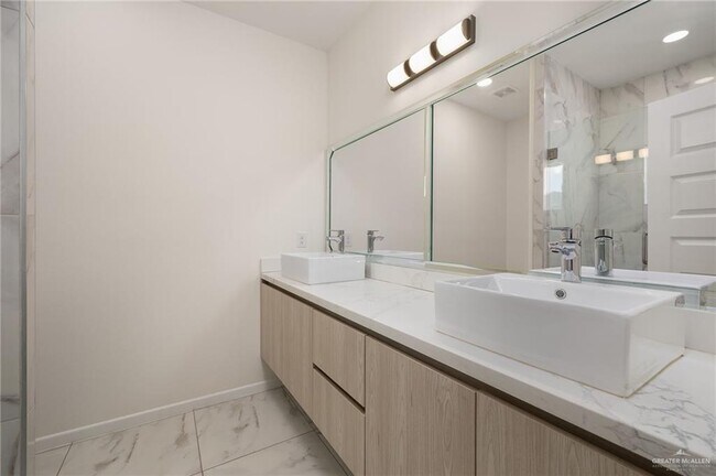 Building Photo - 15 Stablewood