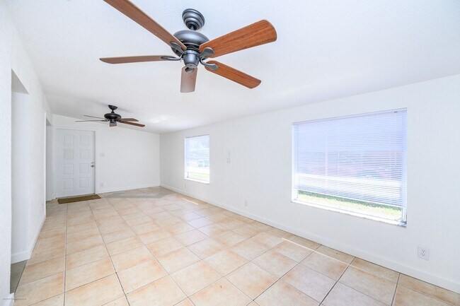 Building Photo - 510 Sharon Cir