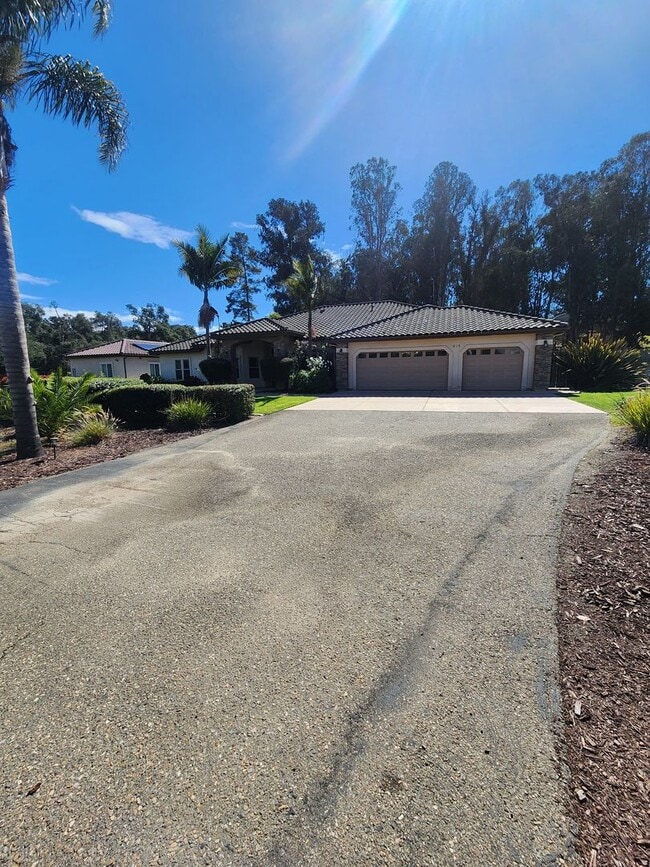 Building Photo - Gorgeous and Spacious 4 Bedroom Home