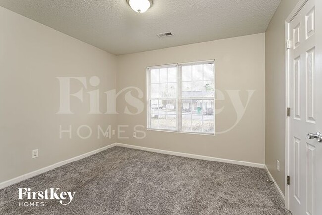 Building Photo - 940 Londonderry Dr