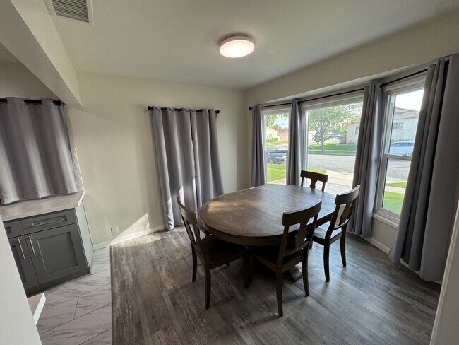 Building Photo - **COMING SOON**  CHARMING LAKEWOOD HOME!