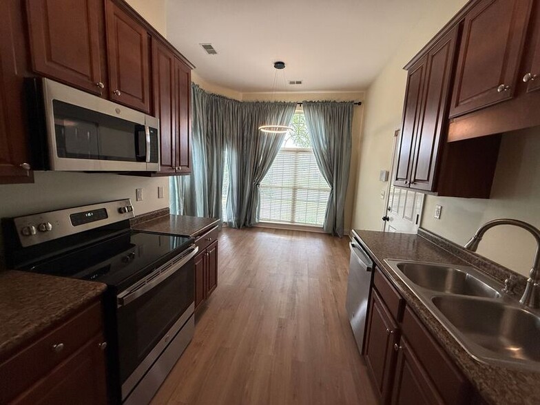 Building Photo - 3027 Belmont Dr