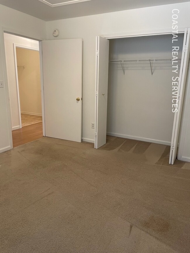 Building Photo - 879 Fairview Dr