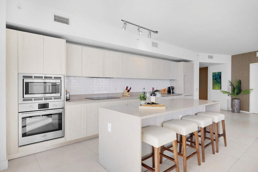 Building Photo - 4111 S Ocean Dr