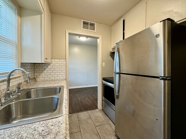 Building Photo - 2 Bedroom 1 Bathroom House