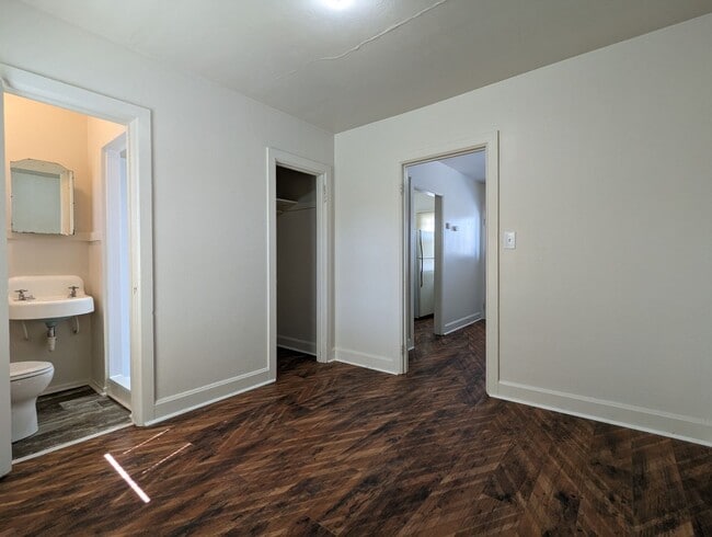 Building Photo - Great 1 bed/1 bath apartment with solid surface flooring!