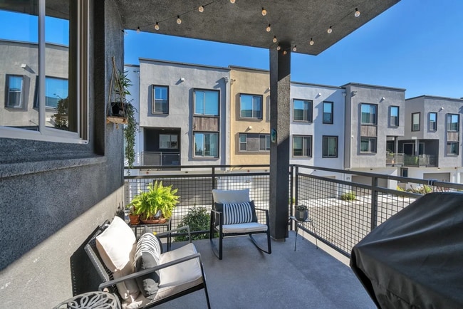 Building Photo - Beautiful Energy Efficient Hayward Townhome w/ Modern Updates