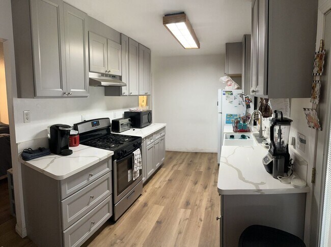 Building Photo - 3 Bedroom / 1 Bathroom Home in San Bernardino