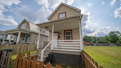 Building Photo - 411 S Yale Ave