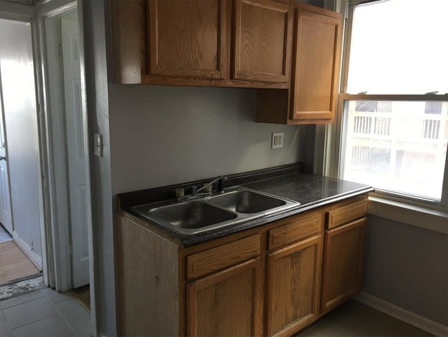 Building Photo - 56 W 76th St