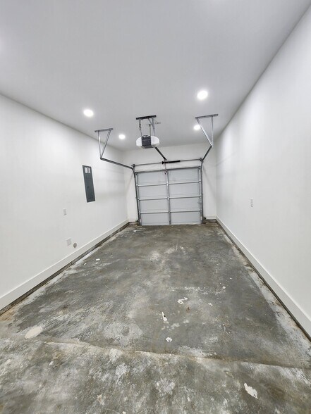 Building Photo - 316 S Sandra St