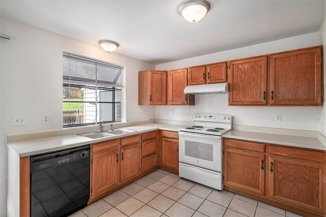 Building Photo - Freshly Painted & Move-In Ready! 2 bedroom...