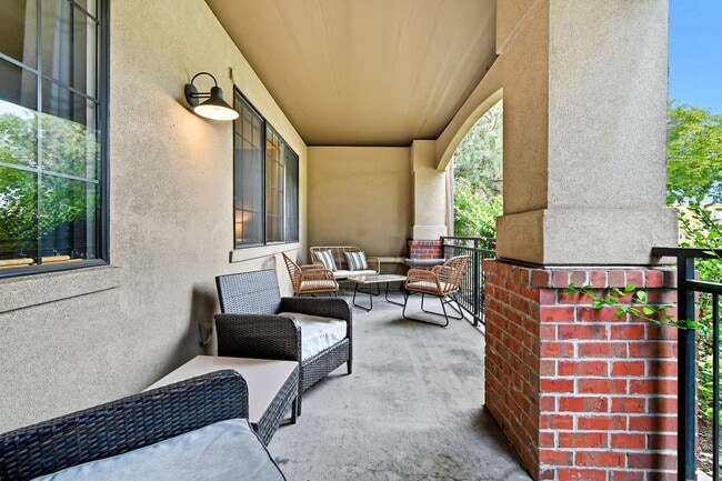 Building Photo - Charming & Updated Unit in Prime Denver Location