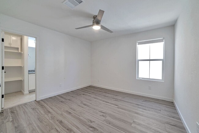 Building Photo - 10937 Parsley Ave