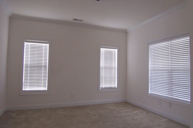 Building Photo - 115 Fallberry St