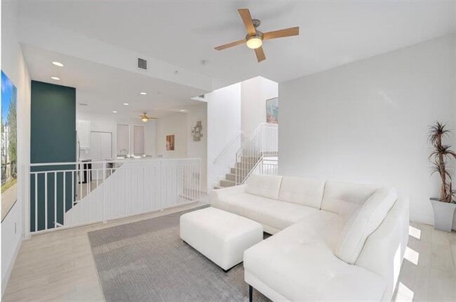 Building Photo - 703 SE 16th Ct