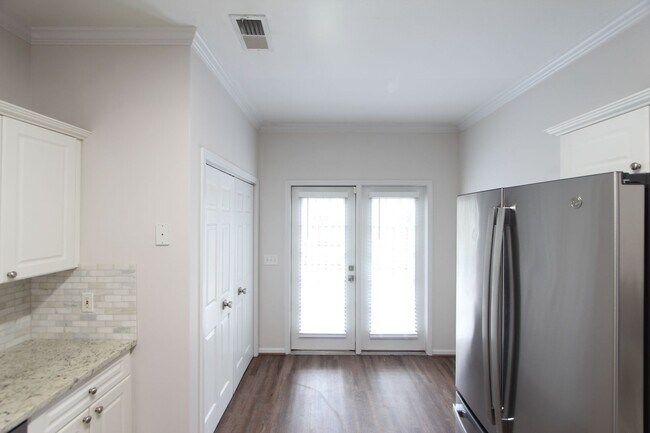 Building Photo - Wonderful and Large 3 Bedroom 2.5 Bath Townhome w/Garage