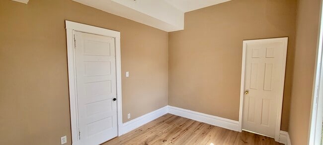 Building Photo - 2155 N Kilbourn Ave