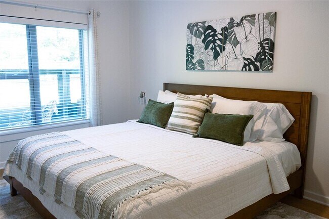 Building Photo - 2505 Thornton Rd