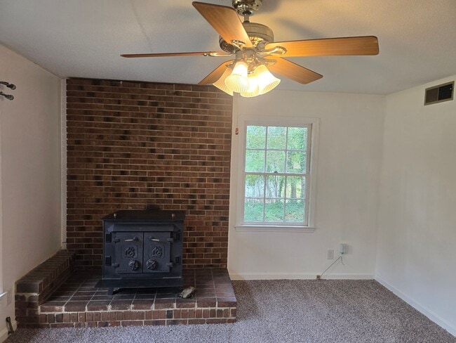 Building Photo - Is It Durham or Chapel Hill? Amazing Location!