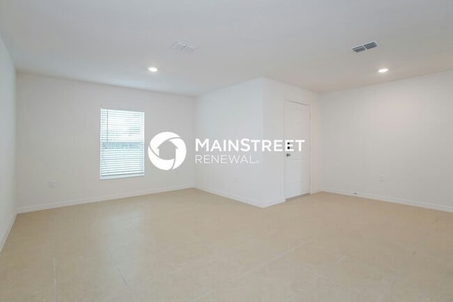 Building Photo - 4 Bedroom Pet-Friendly Home in Mascotte, FL with Main Street Renewal