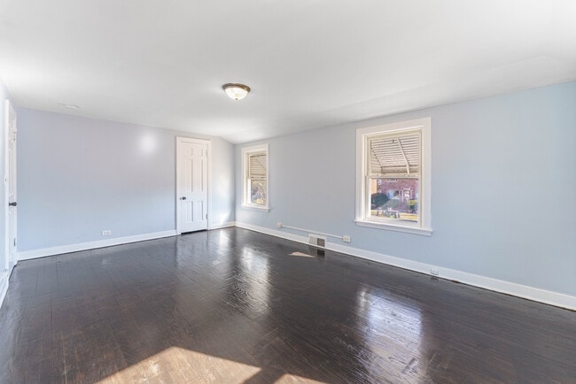 Building Photo - 2116 S 21st Ave