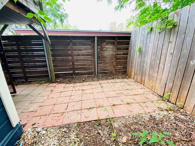 Building Photo - 2102 Brackenridge St