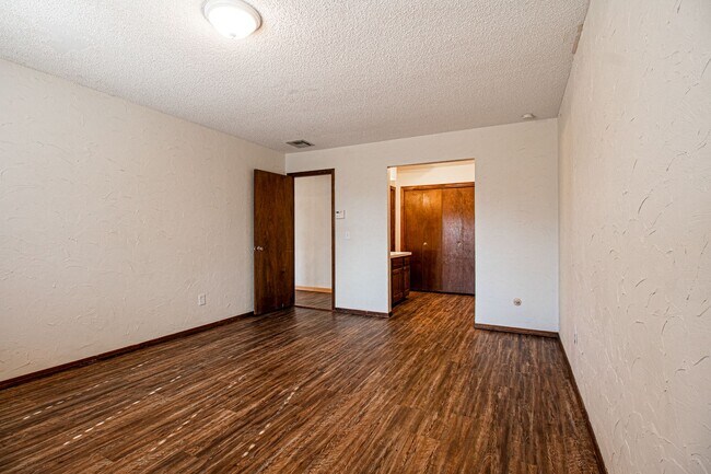Building Photo - 3 Bed 1.5 Bath in Carl Albert School District
