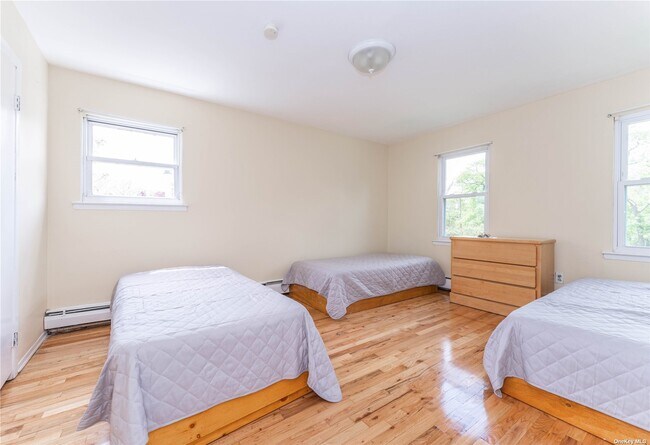 Building Photo - 747 Iris Pl