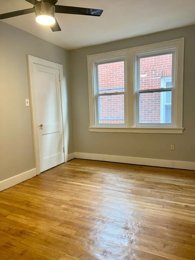 Building Photo - 1 Bedroom 1 Bath Townhome in Point Breeze