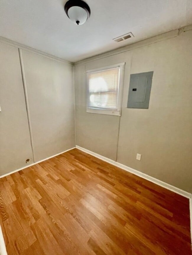 Building Photo - Adorable 3 bedroom 2 bath Ranch style home...