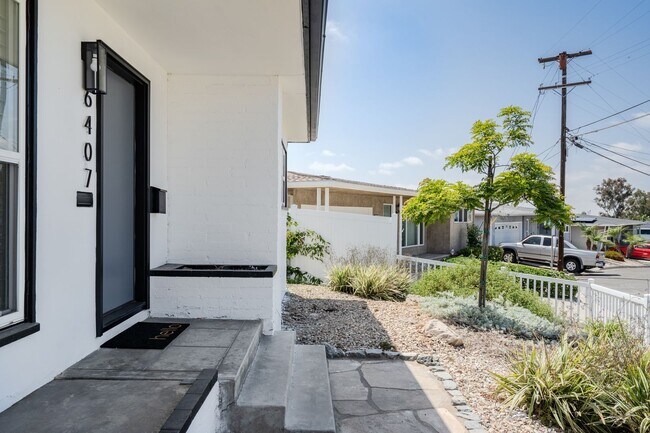 Building Photo - Fully remodeled!