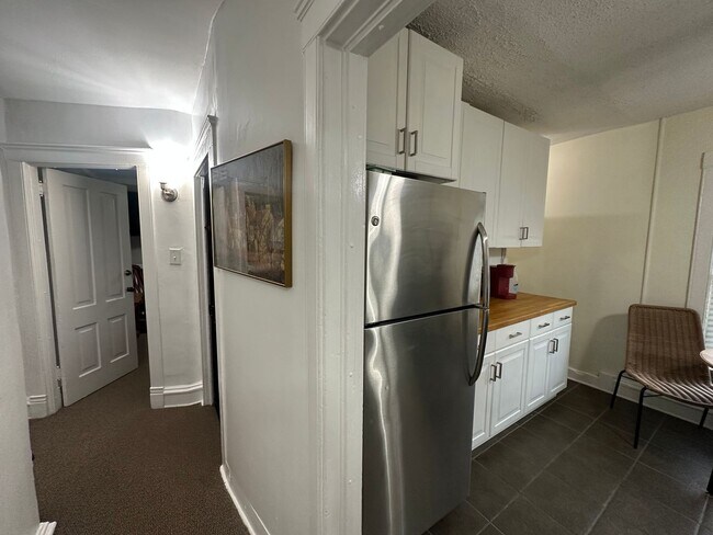 Building Photo - 944 Cromwell Ave