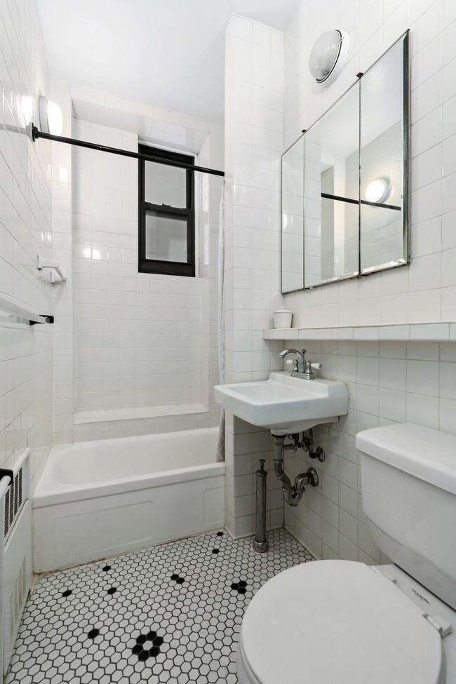 Building Photo - 30 E 95th St