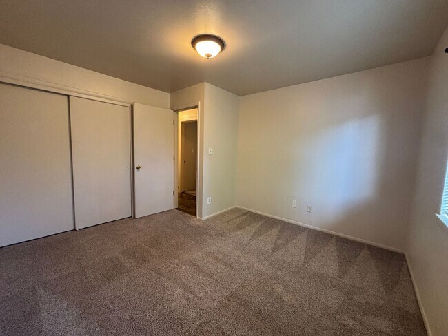 Building Photo - 4 bed 1.5 bath Ranch Style Home with Basem...