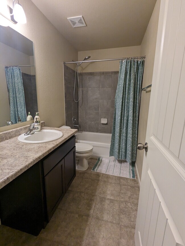 Upstairs bathroom - 5644 Shamrock Hts