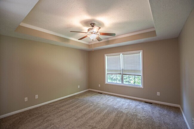 Building Photo - Four Bedroom with Bonus!