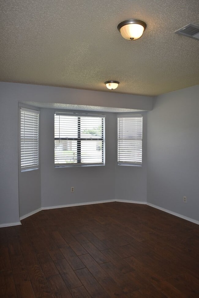 Building Photo - 2900 Cinco Dr