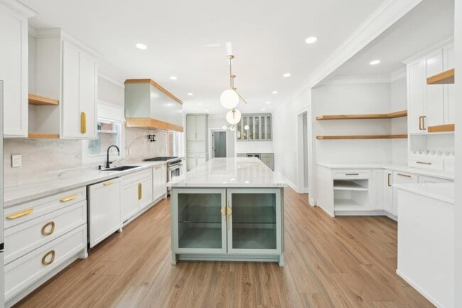 Building Photo - 1600 Spring Arbor Ct