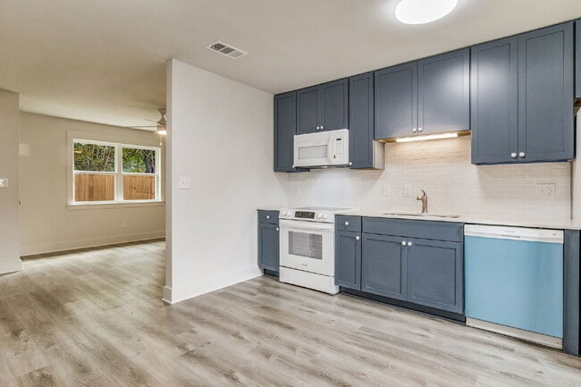 Building Photo - Welcome home to this beautifully updated 2-bedroom, 1-bath unit in a well-maintained triplex!