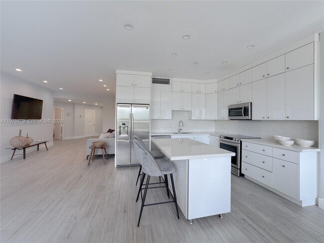 Building Photo - 4925 Collins Ave